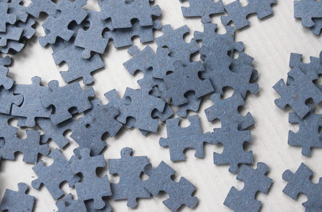 Puzzleteile, die Diversität und Inklusion im Employer Branding symbolisieren